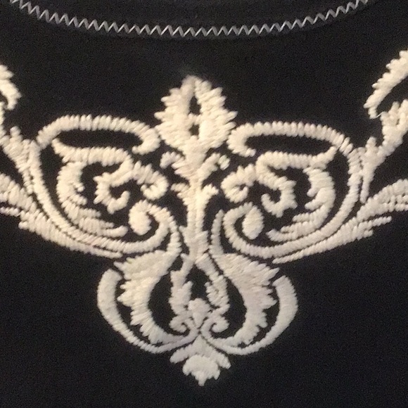 Karen by Karen Kane pretty T shirt  with embroidery - good condition - size M - Picture 2 of 4